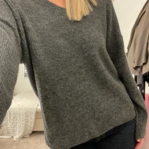 Grå stickad - En frå stickad tröja från Vero Moda, storlek M💓