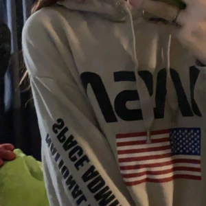 Nasa hoodie - Så mysig och bekväm men känner att jag nästan aldrig andvänder den. Den har en liten röd hårfärgs fläck precis under armbågen (i bild tre) som jag inte har kunnat få ut..