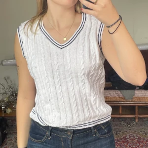 Stickad väst - Snygg stickad väst! Köpt secondhand och kommer tyvärr inte till användning längre.. 