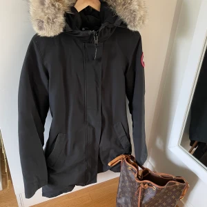 Canada goose jacka Vicktoria parkas stl S  - Canada goose jacka Vicktoria dam,  svart i stl S,  Felfri, fin fluffig päls.  