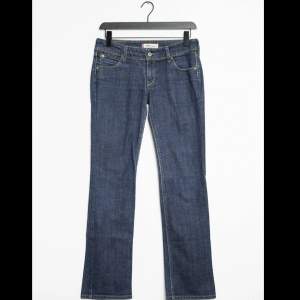 Lågmidjade Levis jeans köpta på zalando pre owned. Jättebra skick, ser i i princip hela oanvända ut. Jeansen är raka i benen. Säljer eftersom de tyvärr inte passar. Möts upp i Stockholm eller fraktar (köpare står för fraktkostnad)💓