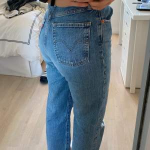 Skitsnygga raka Levi’s jeans i super skick❤️🤍Kan mötas upp i Stockholm city eller posta, då köparen står för frakt! 
