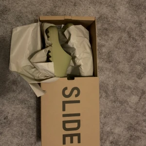 Yeezy slide Pine - Helt nya oanvända yeezy slides. Kan mötas i Stockholm eller frakta. Gratis frakt, skriv för fler bilder 