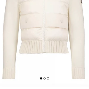 Moncler, Parajumper jackor  - Säljer dessa två jätte fina sparsamt använda jackorna. MONCLER JACKAN ÄR SÅLD ( är 158 som referens) Parajumpern är i storlek XS. Bilder skickas efter förfrågan