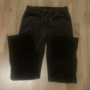 Mjukis  - Hej, säljer ett par gina tricko mjukis byxor i brunt! Bra skick andvända typ 1 gång:)🫶🏼