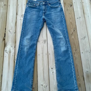 Levis 527 29x32 (BOOTCUT) - Säljer mina Levis 527, Bootcut/flare, bra skick. Pris kan diskuteras, speciellt vid snabba affärer. Går bra över skorna och är allmänt stilrena 