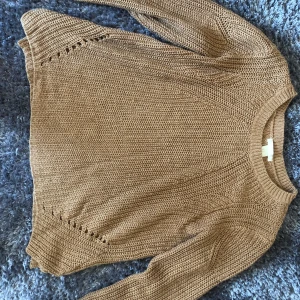 Stickad tröja - Jätte söt stickad tröja från h&m. Man kan se på sista bilden att den har en lite färg fläck på sig. Men syns knappt. Köparen står för frakt.💕