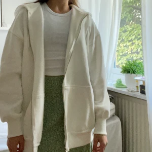 Oversized zip up hoodie - Ursnygg vit oversized hoodie med dragkedja. Köptes för typ ett år sen men har tyvärr inte används så mycket sedan dess. Går att hämta utanför Lomma, men jag kan även skicka varan, jag står för frakten.