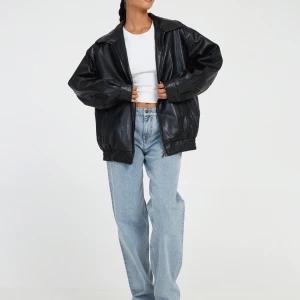 Trendig Skinnjacka  - Nyskick men beställd från utlandet så orkade inte skicka tillbaka. Säljs fortfarande på hemsidan för 100€ 