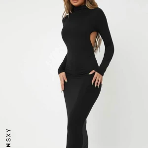 Klänning med öppen rygg - Säljer denna klänning från SHEIN pga att jag tror att den inte kommer att komma till användning 💗 köpt för 139kr. Lapp kvar