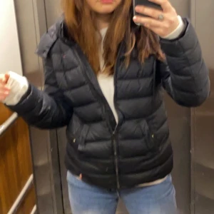 Tommy hilfiger jacka  - Svart tight Tommy hilfiger jacka med luva i fint skick