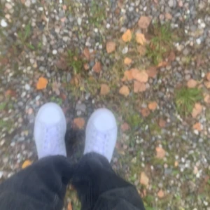 Skor - Nästan helt nya/ använda typ 3 gånger inklusive när ja skulle ta bilder. adidas skor köpte för 900 och säljer för 600 ink frakt eftersom de inte är min stil längre och jag vill köpa air forces istället ❤️