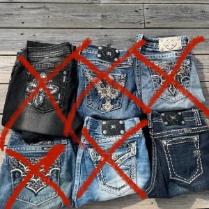 Miss me jeans - ❤️Säljer 6 par miss me jeans i toppskick! alla är lågmidjade och är i storlek 30 -31 som ungefär motsvarar 40-42. De är straight/slim❣️ alla kostar 400kr-600kr st❤️ Hör av er❣️