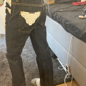 jeans Billabong  - Super fina och trendiga jeans från Billabong! Fickorna har coola detaljer. Möts upp i Stockholm eller fraktar, köparen står för frakten❣️