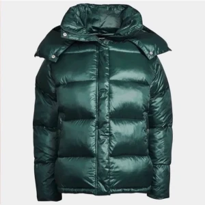 Bikbok jacka - Säljer denna snygga o populära jackan ifrån bikbok. Köpte den på plick för 1000 kr. Storlek S! Bra skick! 💕 säljer även en likadan i svart i storlek S, kolla min profil 💕