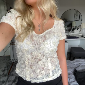 Festtröja Ida Sjöstedt  - En supersnygg fin eller fest-tröja från Ida Sjöstedt, använt 1 gång så den är i nyskick💕 den sitter så fint och passar till nästan allt🙏🏼 den är i storlek 38 men den är stretchig så passar många storlekar💕orginalpris 1500 kr