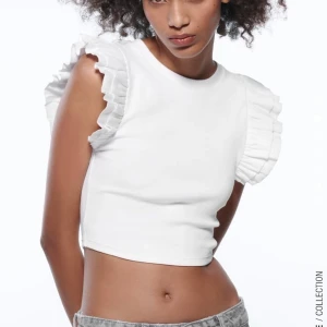 Zara volang topp  - Säljer denna jätte fina vita volang topp från zara! Jätte trendig och fin ! Kontakta för fler bilder. Jag står för frakten💘💘