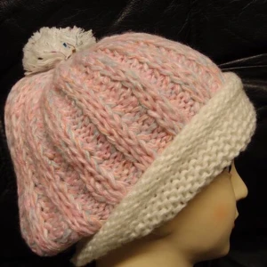 Stickad Mössa - One size  Huvudmått omkrets ca 48-78cm Ny 75kr/st