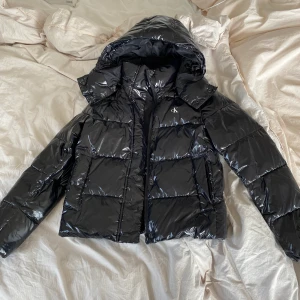 Vinterjacka  - Svart vinterjacka från Calvin Klein köpt i vintras. 