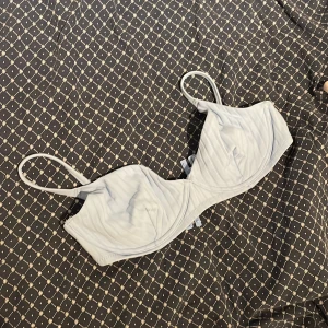Bikini och träningsbh - Säljer mina jättefina bikinitoppar som inte passar mig längre. Den första himmelsblå är sjukt trendig, den sitter bra och är knappt använd, kommer från Cubus, är strl M. Andra bikinin den lilla kommer från H&M och är strl 75C. Sist en nikebh i strl S