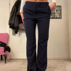 Blå kostymbyxor - Blå kostymbyxor från cos man kan vika ner kanten på och det finns ”resår” i midjan som man kan ställa in💓Använda fåtal gånger