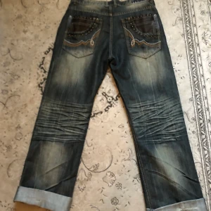 Red Ape Jeans - Jeans med fett fin färg och ascoola fickor. Herrmodell men funkar för alla! Midjemått: 86 cm Innerbenslängd: 80 cm Gren: 28 cm. Dom är lite slitna längst ner men annars jättebra skick! Skriv för mer info eller bilder👍