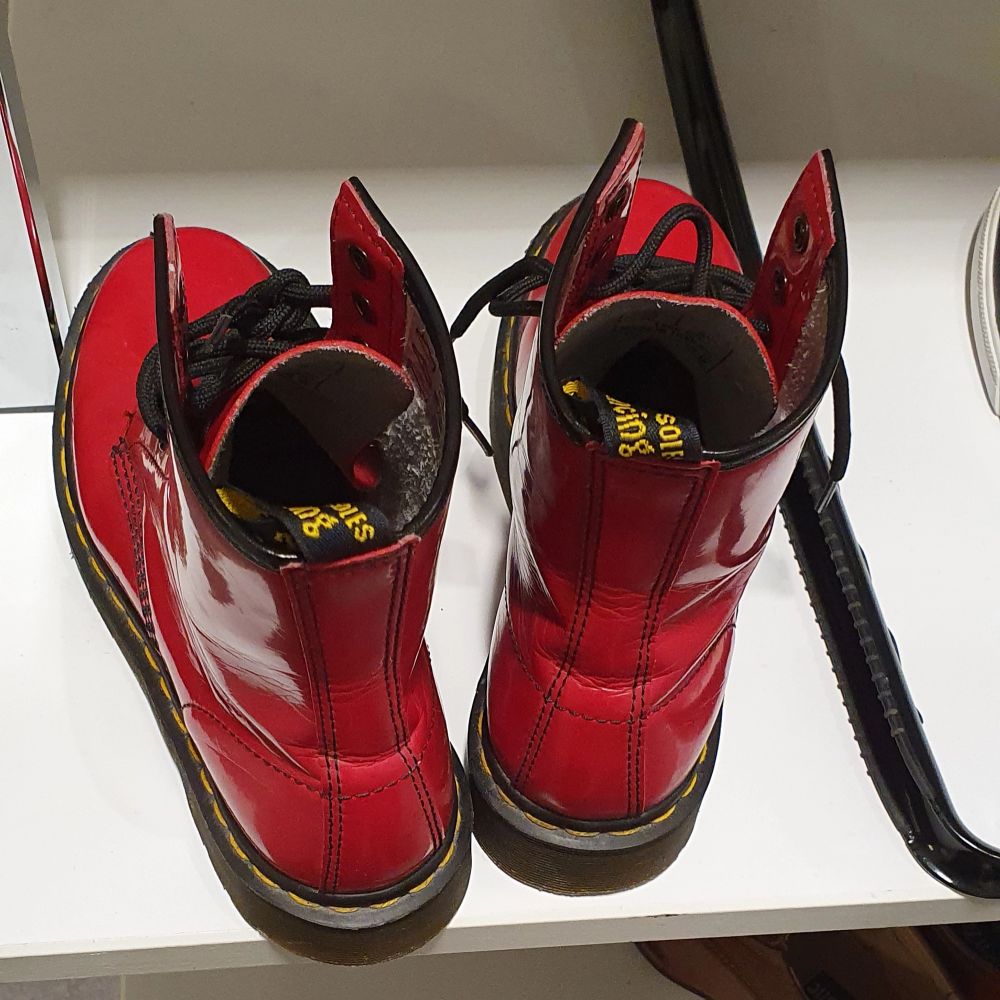 Säljer en par Dr marten unisex boots som passar till allt och passar 36_ 38.l mycket bra skick .Finns fler bilder och modellen är slut såld och passar till alla årstider. . Skor.