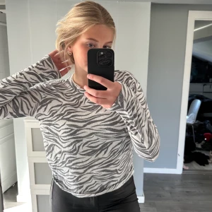 Tröja - Tryck ej på köp nu Snygg tröja i stl S 40kr