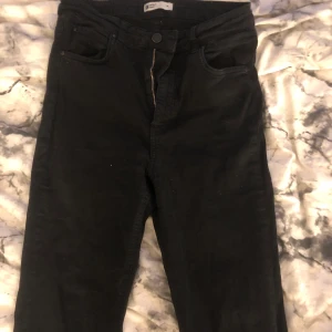 Utsvängda jeans  - Säljer mina utsvängda jeans från gina tricot, supersnygg passform med det är inte riktigt min stil längre. Tajta upptill, de går ut nertill. Väl använda men inga fläckar eller så. Modell Molly M. Passar S.
