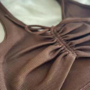 Topp från H&M - Jättesöt topp från H&M endast använd en gång! Pris diskuteras via meddelande😍😍