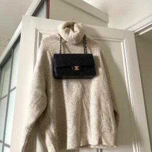 Stickad tröja oversized - Skön stickad tröja, oversized för dig som har strl xs/s. Bra skick. 