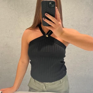 Svart fest topp  - En superfin svart topp/linne från Mango! Perfekt till fest men även till vardags❣️ Nästan helt oanvänd. Hör av dig med eventuella frågor!! 💕Orginalpris 299kr