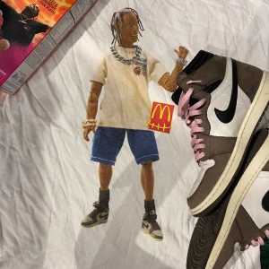 Travis scott T-shirt  - Säljer denna sjuka Travis scott T-shirt  Storlek L sitter som M   (Sakerna runt medföljer inte)