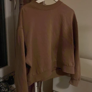 Weekday Tröja - Jättefin oversized sweat shirt från Weekday. Aldrig andvänd och bra kvalite. Nypris 400, jag säljer för 200💓