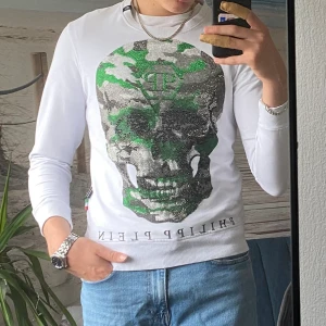 Philipp plein sweatshirt - Så gått som ny säljer denna då den blivit förliten till mig. Ordinarie pris 8459kr. Det är bara att börja buda