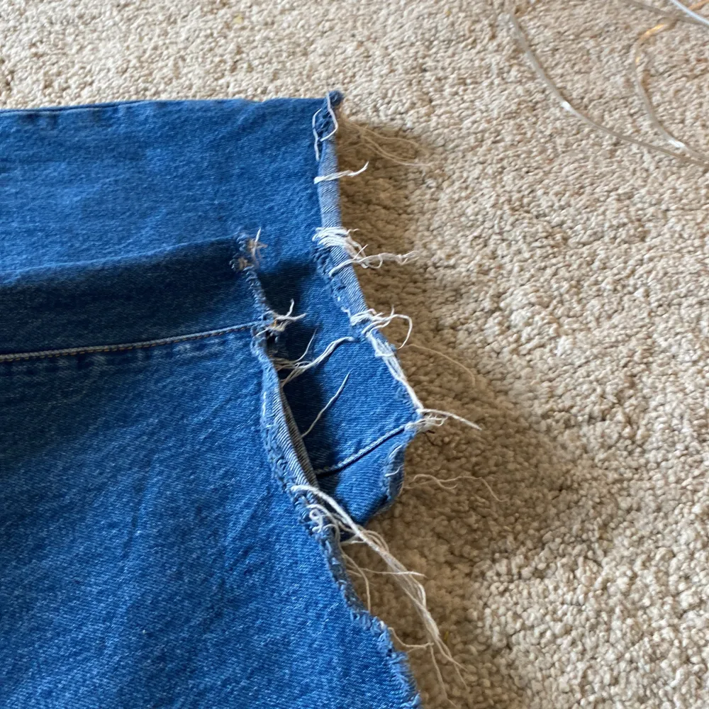 Ett par utsvänga jeans på storlek 38 (blåa) . Jeans & Byxor.