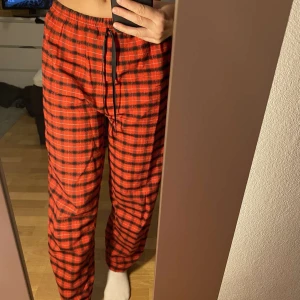 Röda Pyjamas byxor  - Säljer dessa röd/svart rutiga pyjamas byxorna från shein i storlek S 