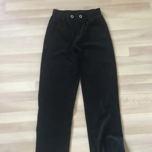 Svarta gina byxor  - Smörerna har gått bort därför säljer jag dom lite billigare.