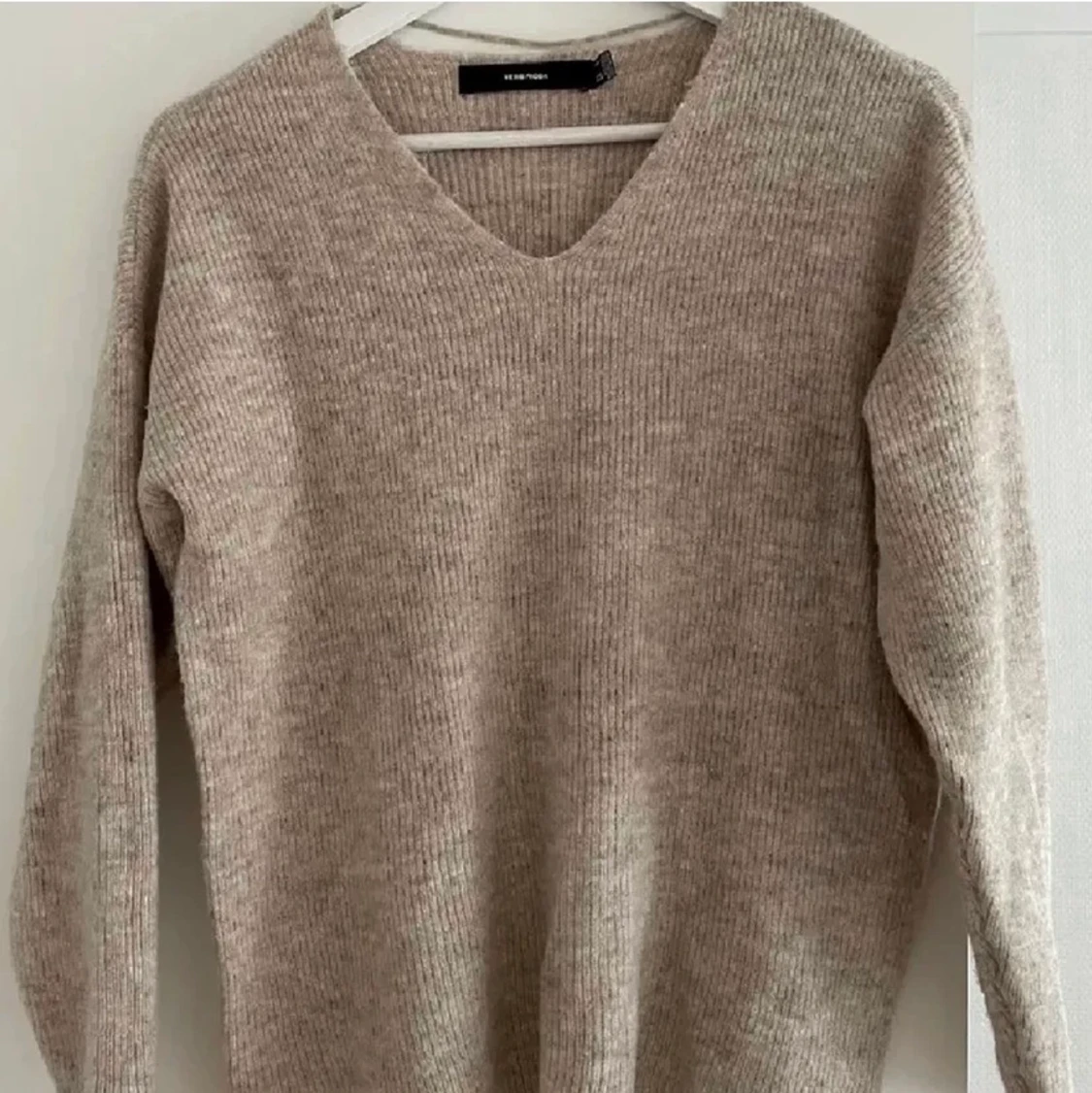 Beige stickad