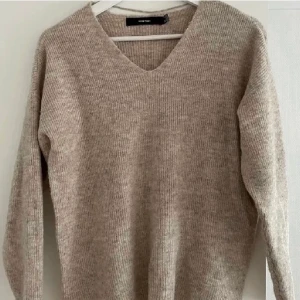 Beige stickad  - Säljer min beigea stickade tröja ifrån VERO Moda , första bilden är lånad och dom andra två mina. Kan även skicka fler bilder om du är intresserad! 