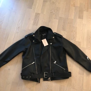 Skinnjacka - Jag säljer min helt nya oanvända skinnjacka köpt från nelly. Den är svart, i storlek M. Skriv privat för fler bilder💕😊