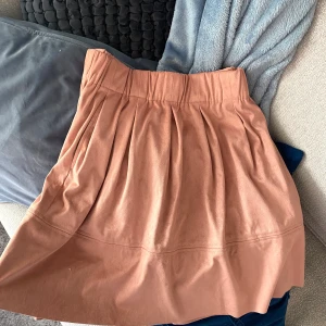 Mocka kjol - En mocka kjol med resår i midjan. - Storlek: 38 - Färg: Dusty pink  Endast använd en gång, så är som ny. Kjolen har ett tjockare material i mocka.