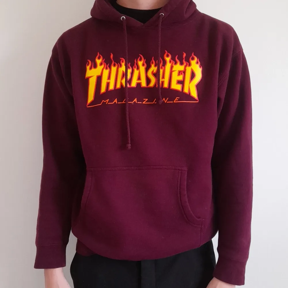 Thrasher hoodie i frän vinröd/lila färg  Köpt typ 2 år sedan sparsamt använd  Strl L. Hoodies.