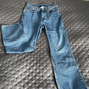 Weekday Jeans  - Hej!  Jag säljer mina högmidjade voyage weekday jeans. De är nästan helt nya och endast används 3 gånger. Säljer de för 300! 