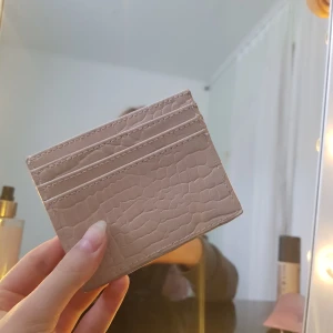 Beige korthållare - En beige korthållare med mönster från Gina tricot. Köpt för ca 1 månad sen men använd 2 gånger. Inga skador finns på den. 💞 köpt för 100kr.