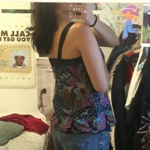 Benetton Linne - Säljer min mammas vintage Benetton linne som är inte mycket använd❤️ Det står ingen storlek men skulle säga passar fränst S och M, dock är den lite flowy:) Dm för mer bilder!