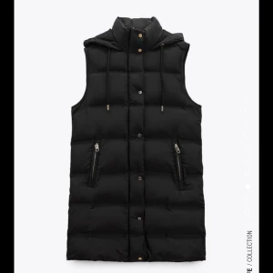 Svart lång väst - Säljer denna svarta långa västen ifrpn zara fast med silver kedja och detaljer istället för guld. Använd fåtal gånger väldigt populär väst. Köpt för 599kr säljer för 400kr eller billigare vid snabb affär . 