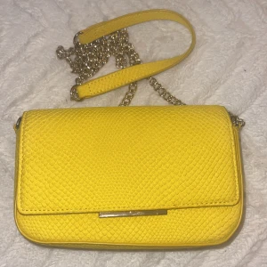 Gul väska från H&M - Oanvänd, inte kommit till användning ännu. Så jag väljer att sälja den. 