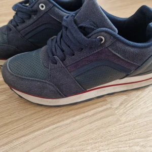 Strl 37 sneakers Jenny fairy  - Skor i mycket bra skick.  burna flera gånger.  behöver tvätta skosulan och skicket blir perfekt.