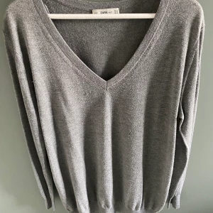 Zara storlek S - Tunt stickad tröja från Zara. Aldrig använd men tvättad därav borttagen lapp🍀Något stor i storleken passar även M. Köparen står för frakten 🌻